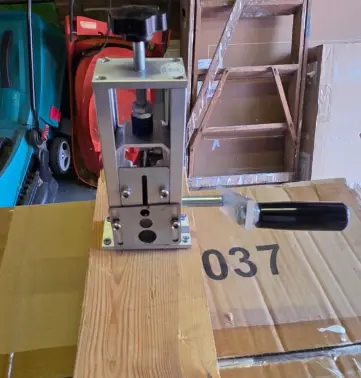 Manual wire stripper